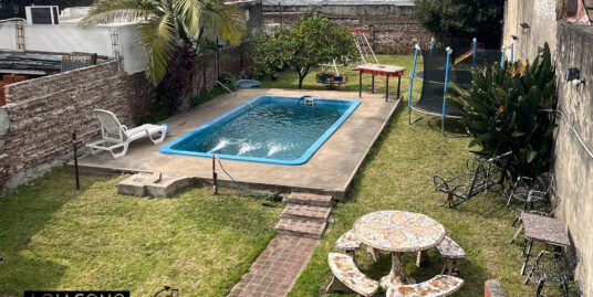 Camarones 5500, Villa Luro